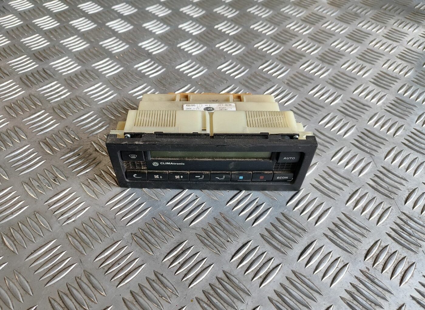 Klimata kontroles bloks priekš VW GOLF IV 1999 1 Klimata kontroles bloks priekš VW GOLF IV 1999