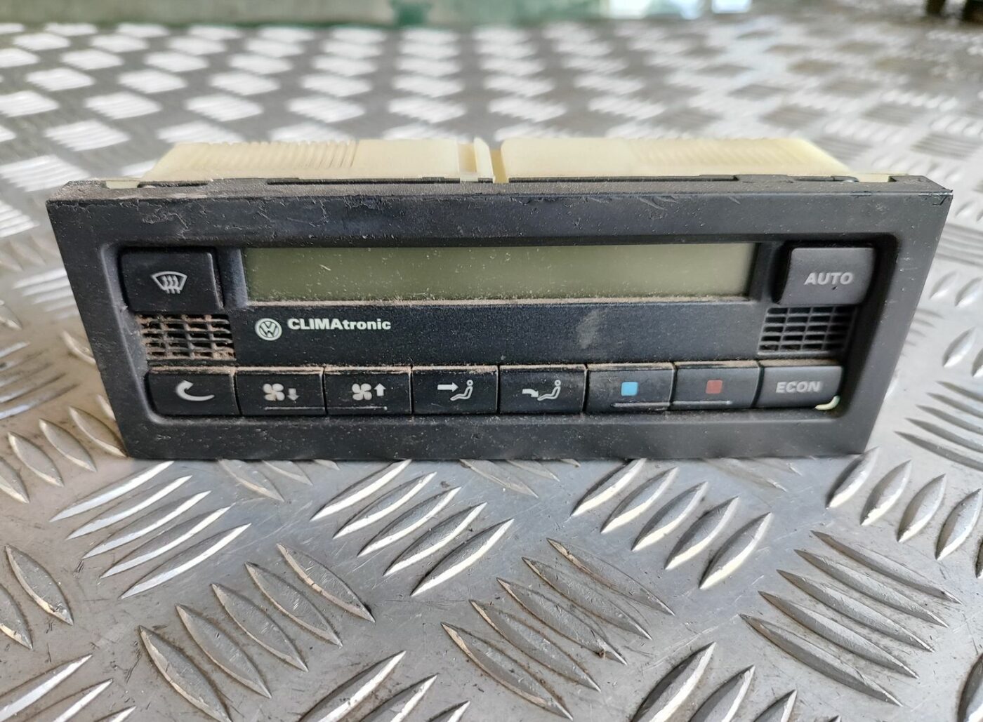 Klimata kontroles bloks priekš VW GOLF IV 1999 2 Klimata kontroles bloks priekš VW GOLF IV 1999