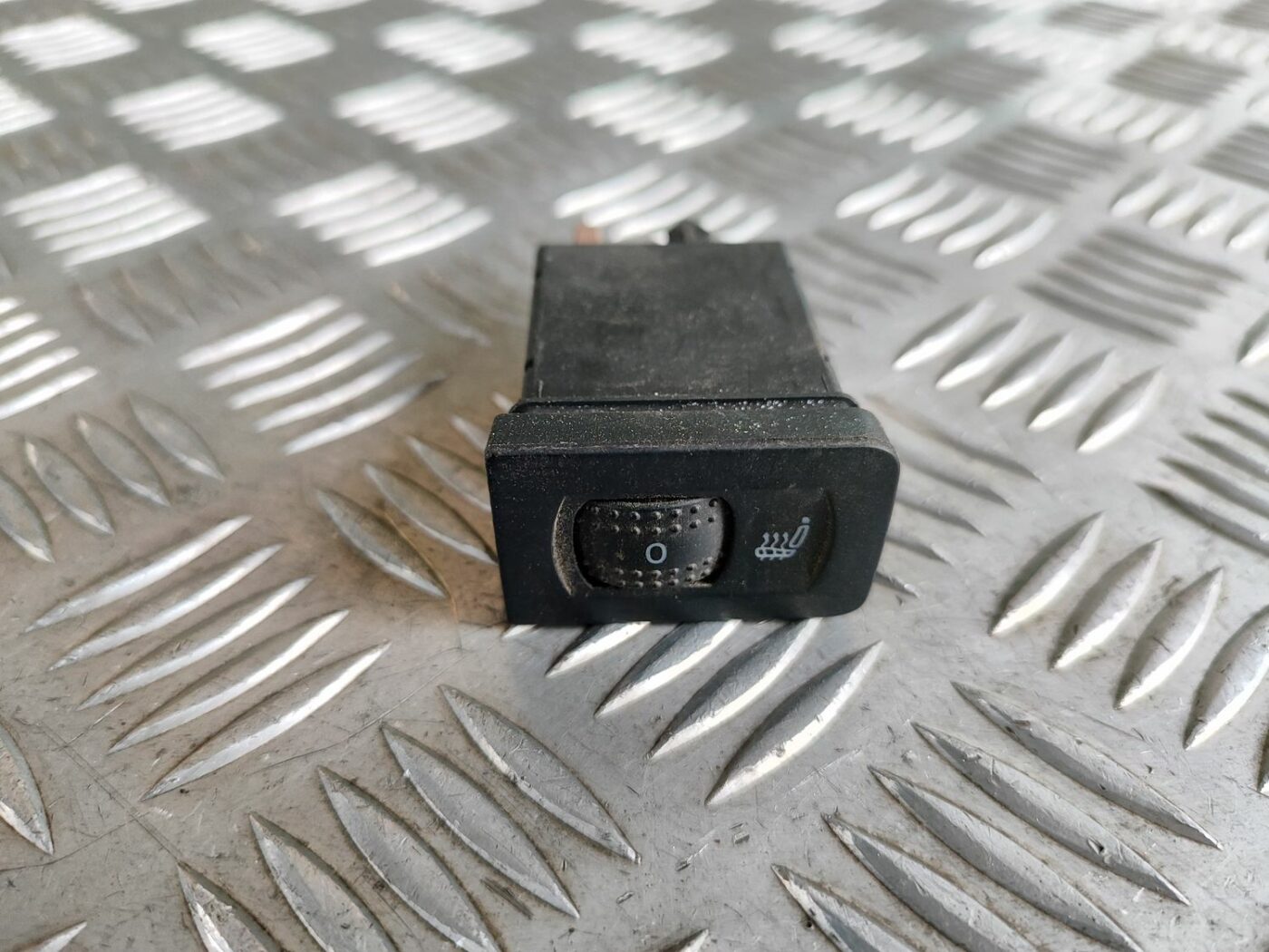 Sēdekļa apsildes ieslēgšanas poga priekš VW GOLF IV 1999