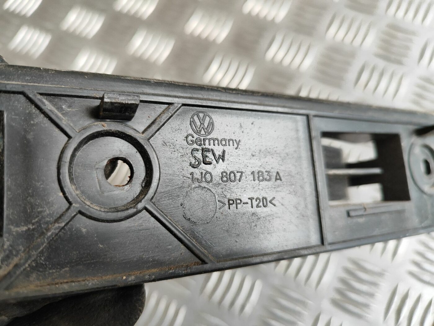 Priekšēja bufera kronšteins priekš VW GOLF IV 1999 3 Priekšēja bufera kronšteins priekš VW GOLF IV 1999