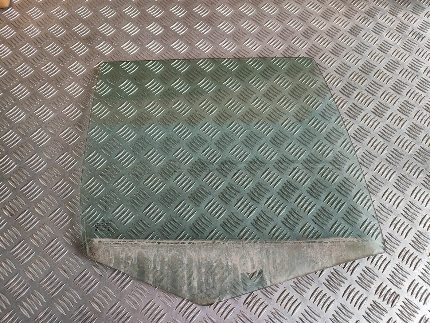 Aizmugurējo labo durvju stikls priekš VW GOLF IV 1999