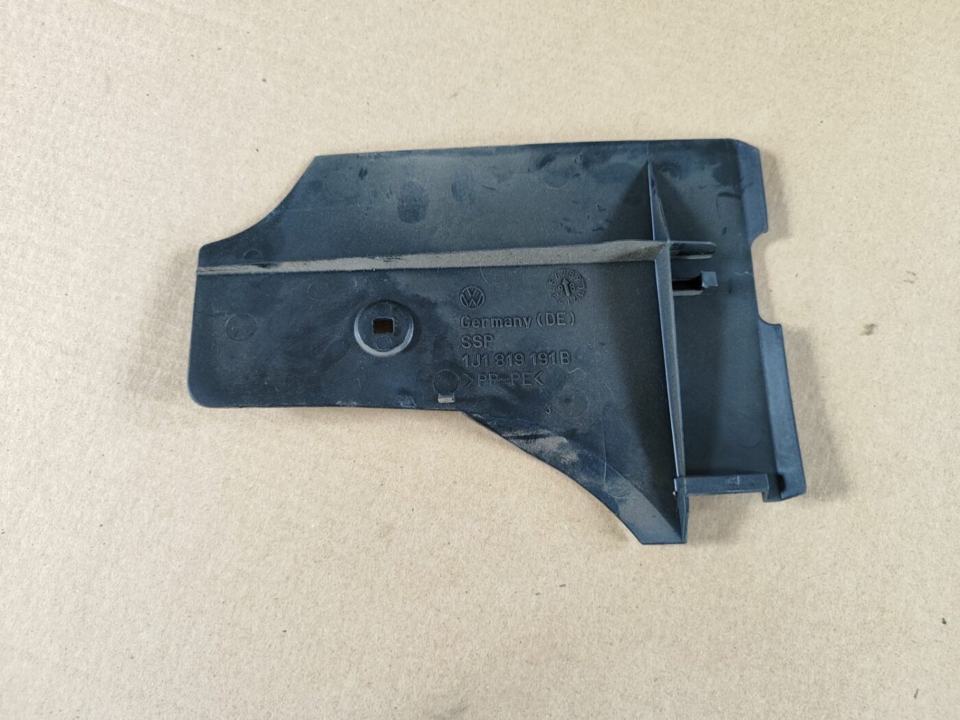 Mērinstrumentu paneļa apakšēja apdare priekš VW GOLF IV 1999