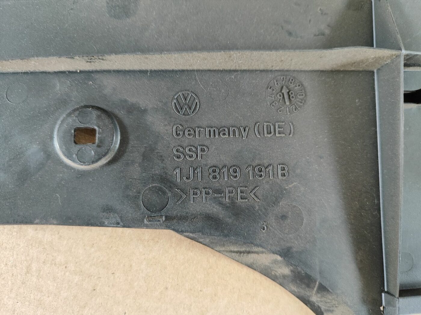 Mērinstrumentu paneļa apakšēja apdare priekš VW GOLF IV 1999