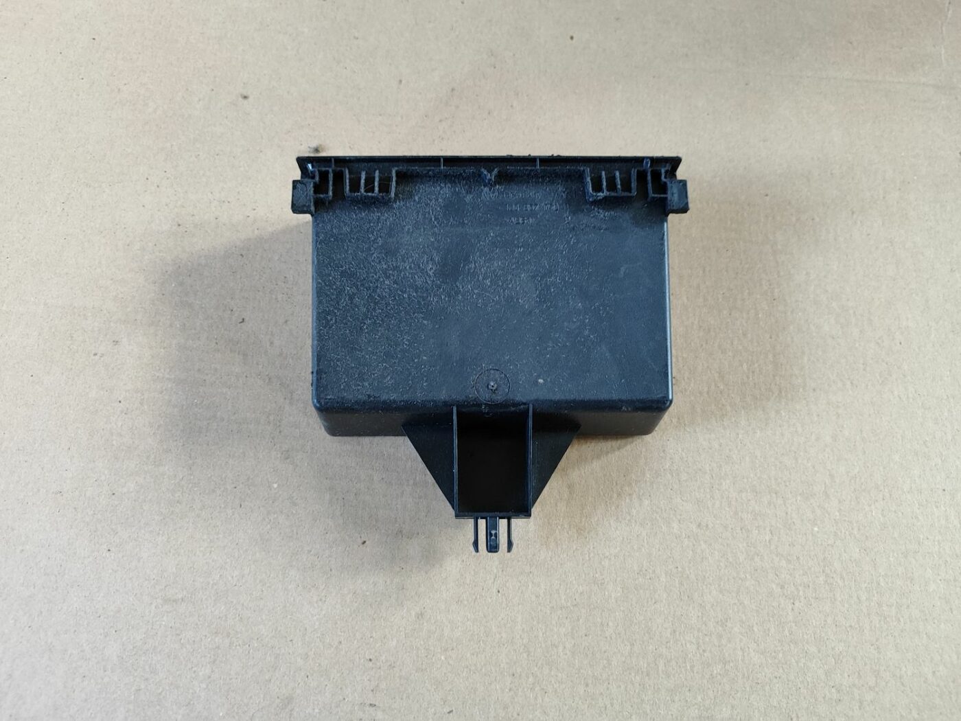 Mantu glabāšanas nodalījums centrā priekš VW GOLF IV 1999 2 Mantu glabāšanas nodalījums centrā priekš VW GOLF IV 1999