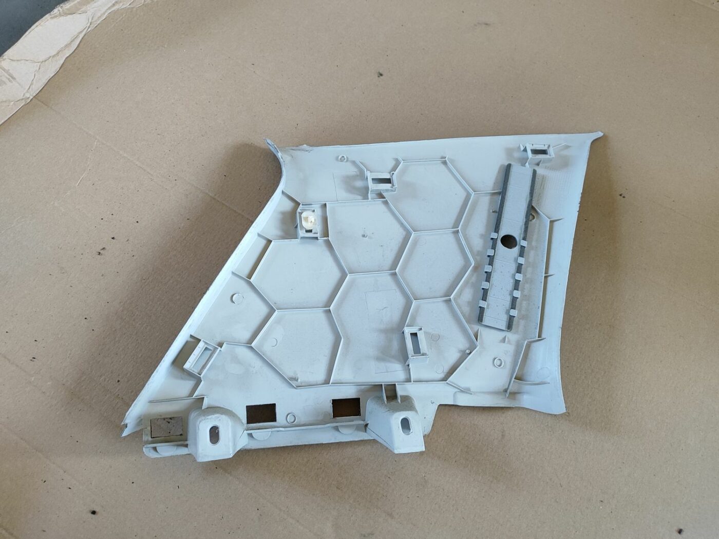 Bagažnieka nodalījuma statnes apdare priekš VW GOLF IV 1999 2 Bagažnieka nodalījuma statnes apdare priekš VW GOLF IV 1999