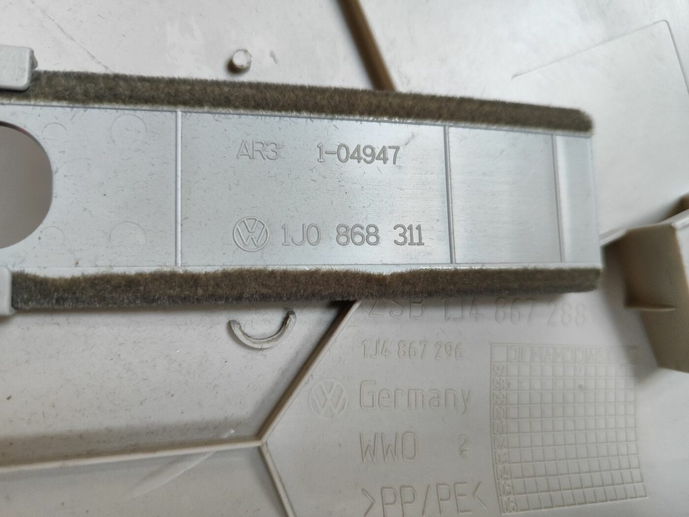 Bagažnieka nodalījuma statnes apdare priekš VW GOLF IV 1999 4 Bagažnieka nodalījuma statnes apdare priekš VW GOLF IV 1999