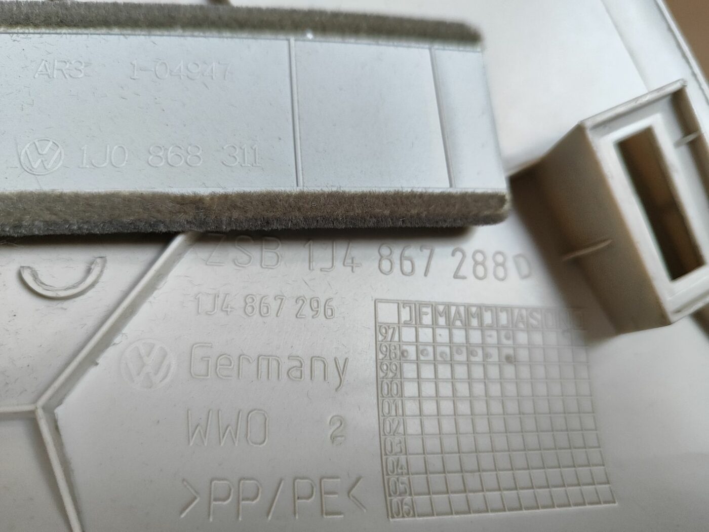 Bagažnieka nodalījuma statnes apdare priekš VW GOLF IV 1999 3 Bagažnieka nodalījuma statnes apdare priekš VW GOLF IV 1999