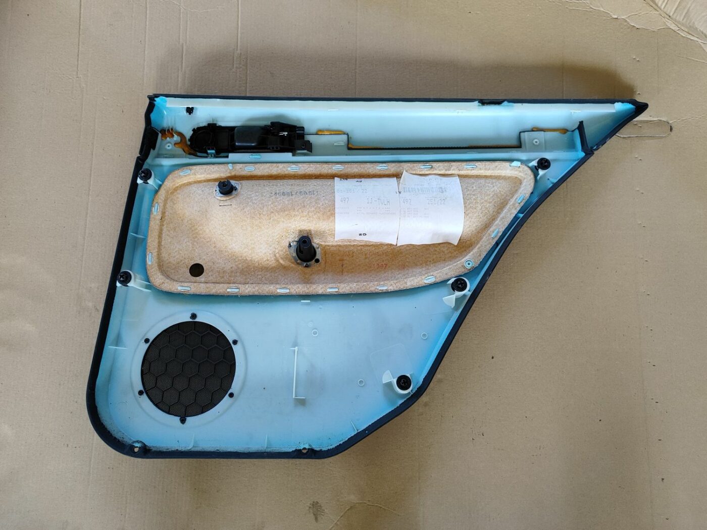 Aizmugurējo kreiso durvju apdare priekš VW GOLF IV 1999