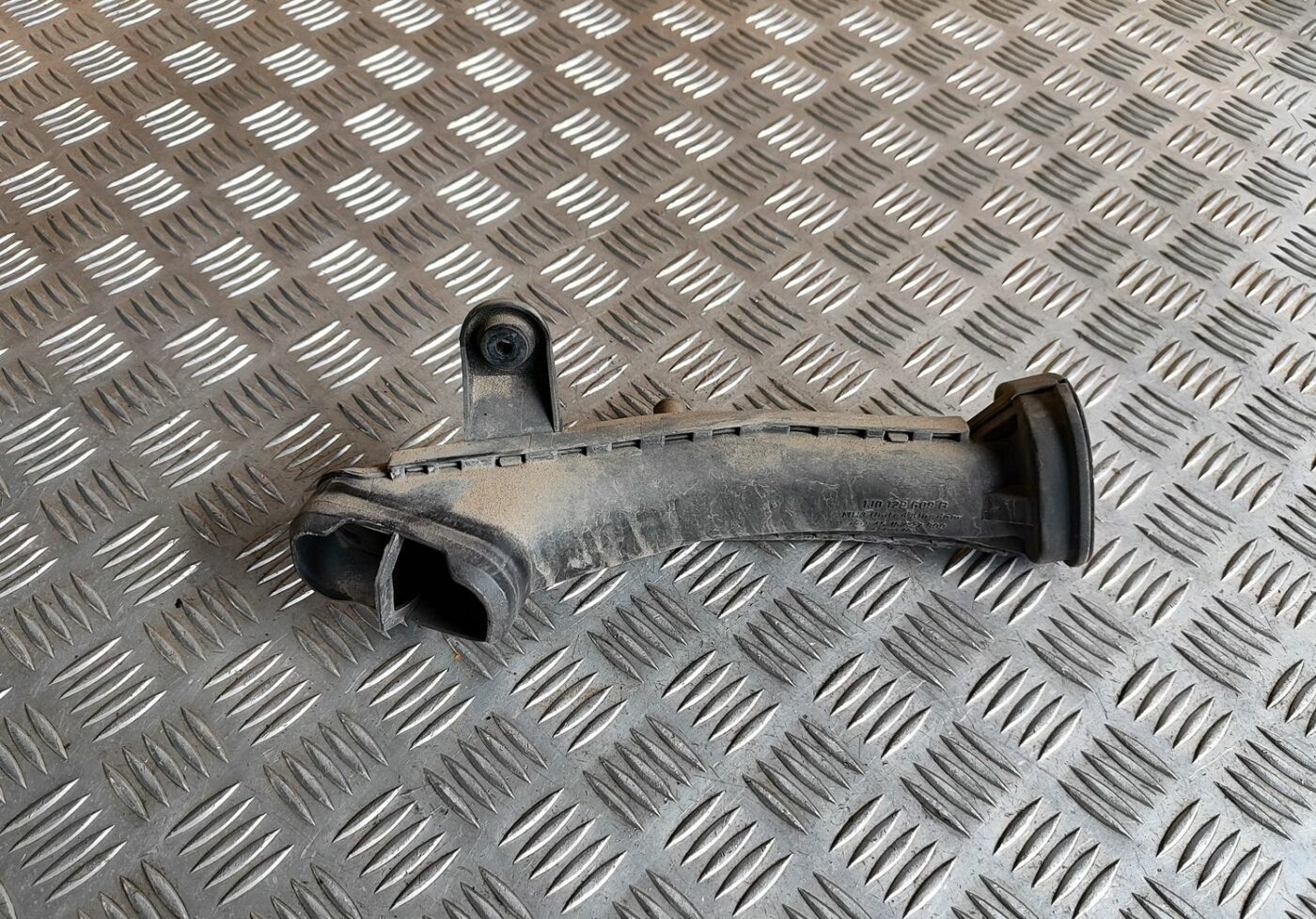 Gaisa ieplūdes šļūtene priekš VW GOLF IV 1999 1 Gaisa ieplūdes šļūtene priekš VW GOLF IV 1999