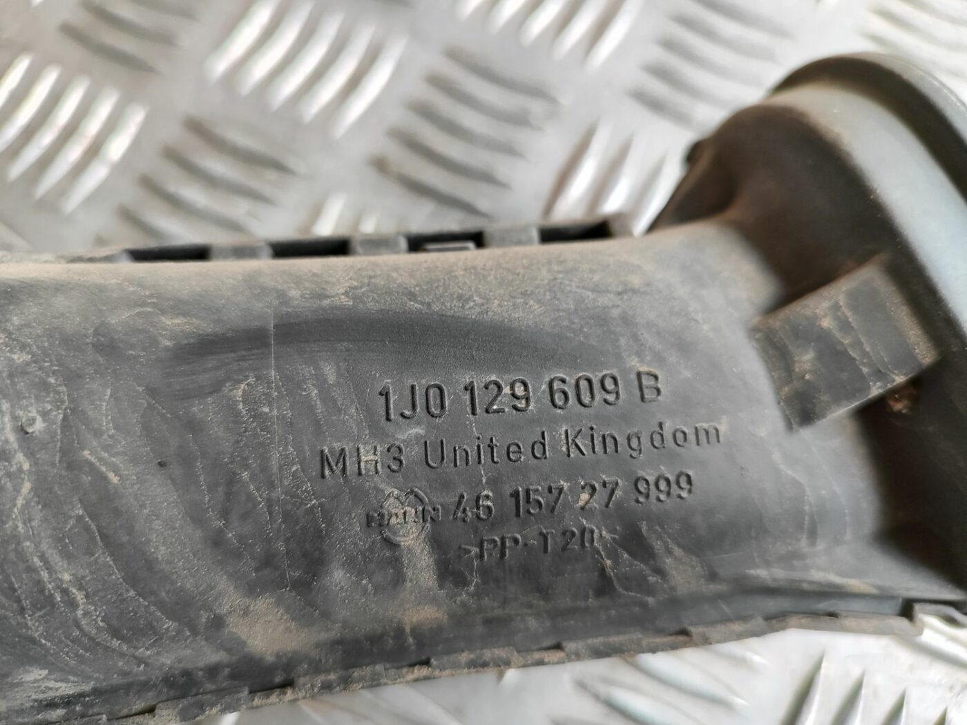 Gaisa ieplūdes šļūtene priekš VW GOLF IV 1999 3 Gaisa ieplūdes šļūtene priekš VW GOLF IV 1999