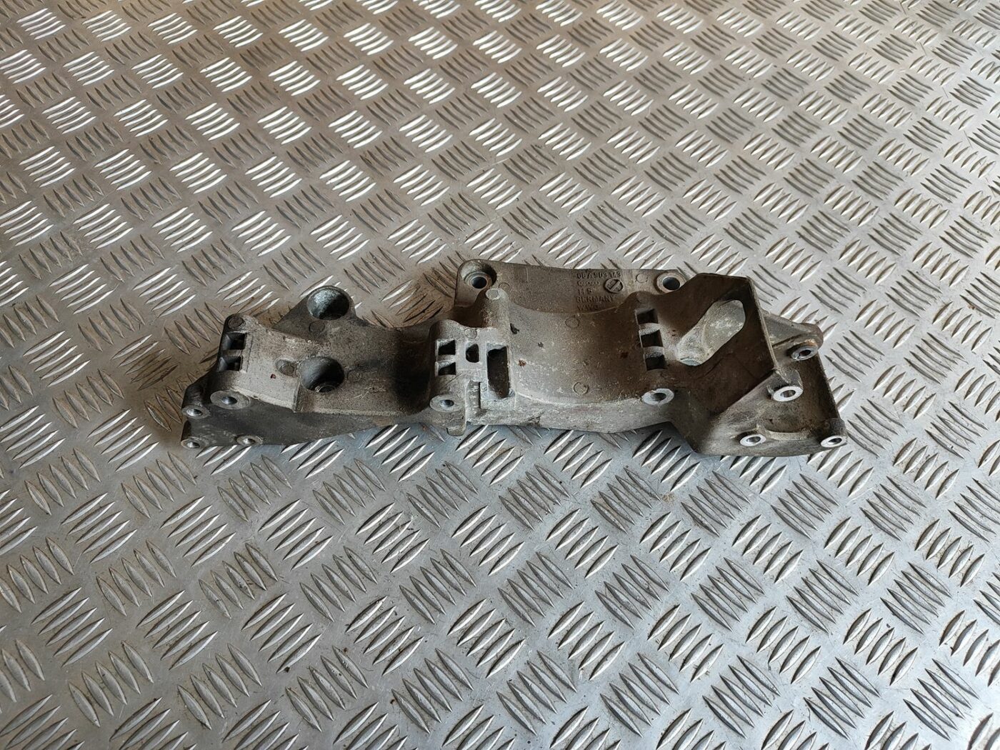 Ģeneratora kronšteins priekš VW GOLF IV 1999