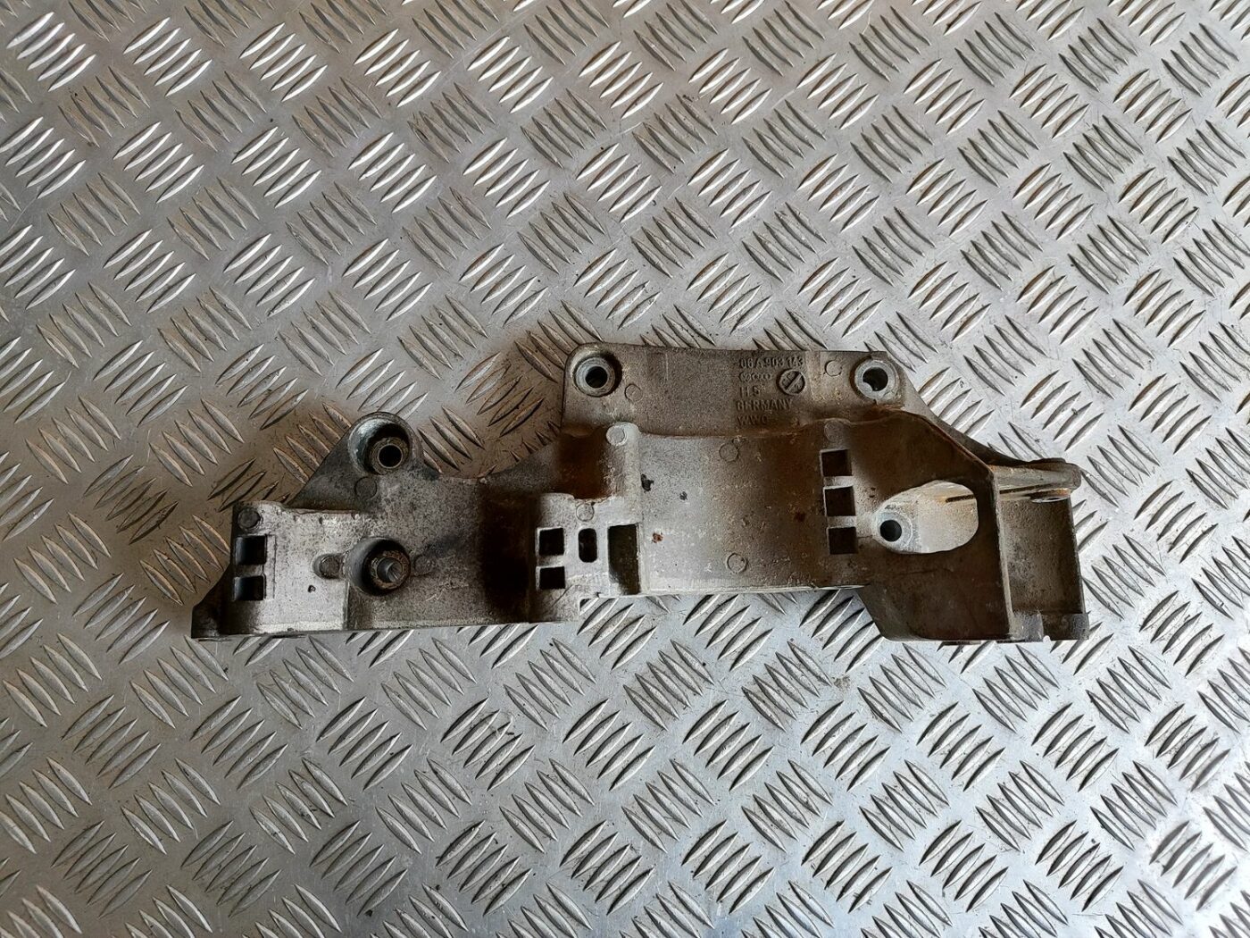 Ģeneratora kronšteins priekš VW GOLF IV 1999