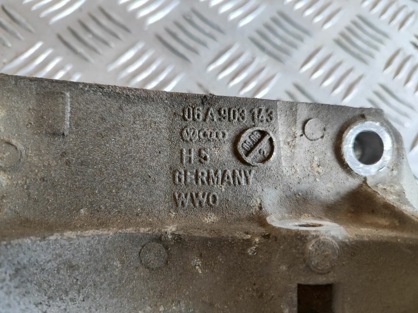 Ģeneratora kronšteins priekš VW GOLF IV 1999