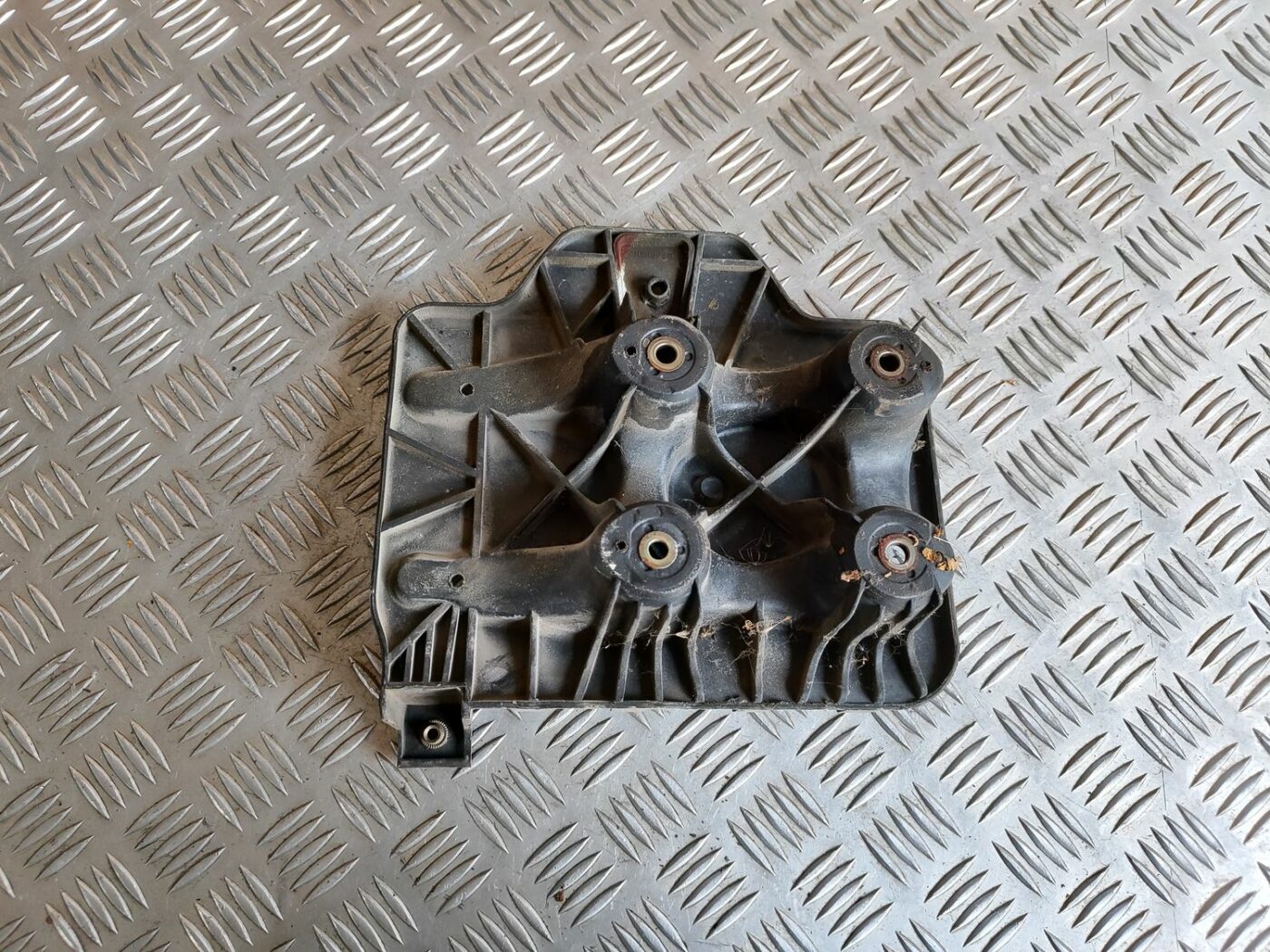 Akumulatora pamatnes kronšteins priekš VW GOLF IV 1999 4 Akumulatora pamatnes kronšteins priekš VW GOLF IV 1999