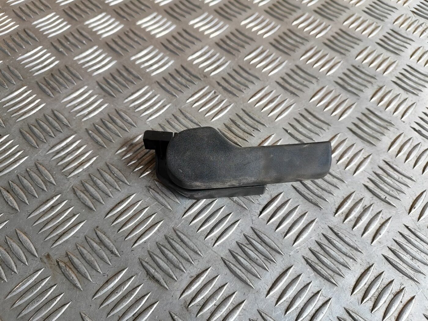 Pārsega atveršanas rokturis salonā priekš SKODA OCTAVIA 2008