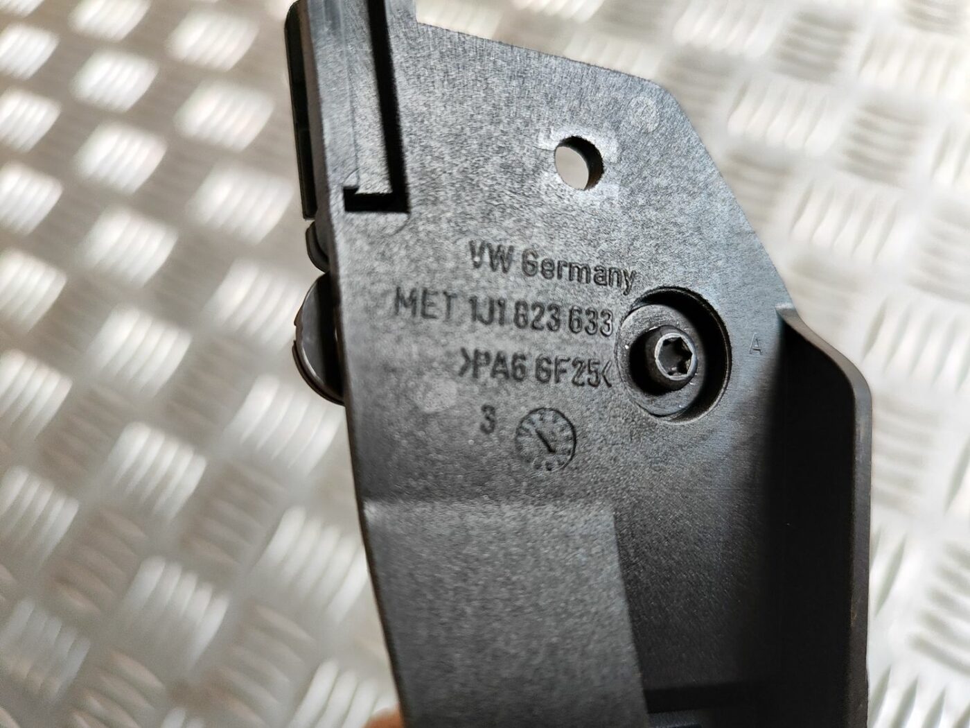 Pārsega atveršanas rokturis salonā priekš SKODA OCTAVIA 2008