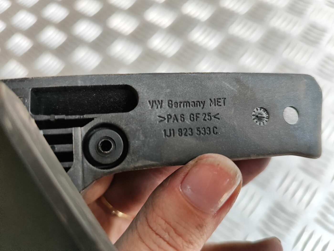 Pārsega atveršanas rokturis salonā priekš SKODA OCTAVIA 2008