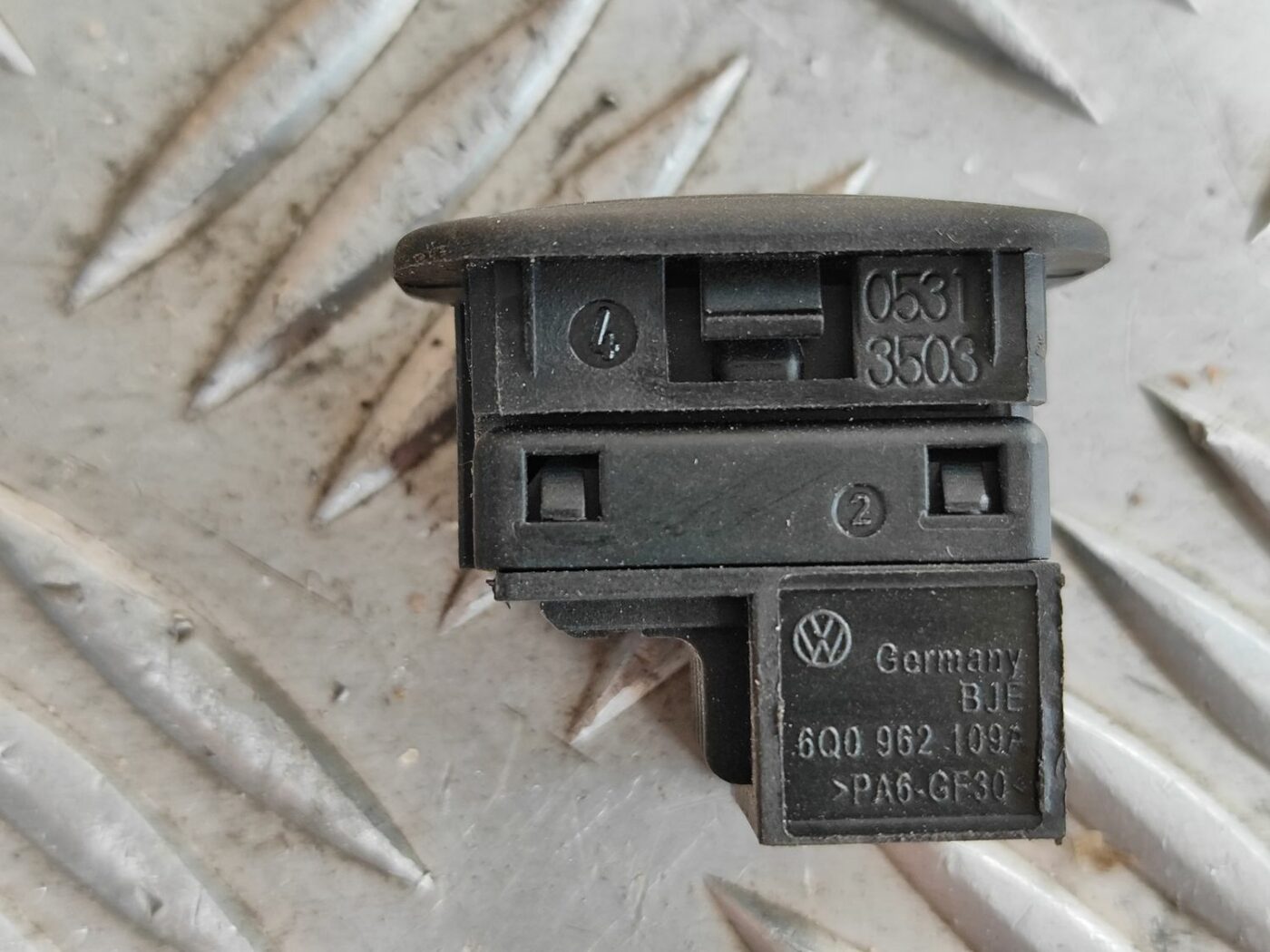 Signalizācijas pārslēgšanas poga priekš SKODA OCTAVIA 2008