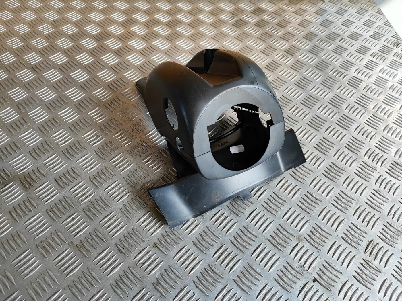 Stūres statnes putekļu aizsargs (salonā) priekš SKODA OCTAVIA 2008 1 Stūres statnes putekļu aizsargs (salonā) priekš SKODA OCTAVIA 2008