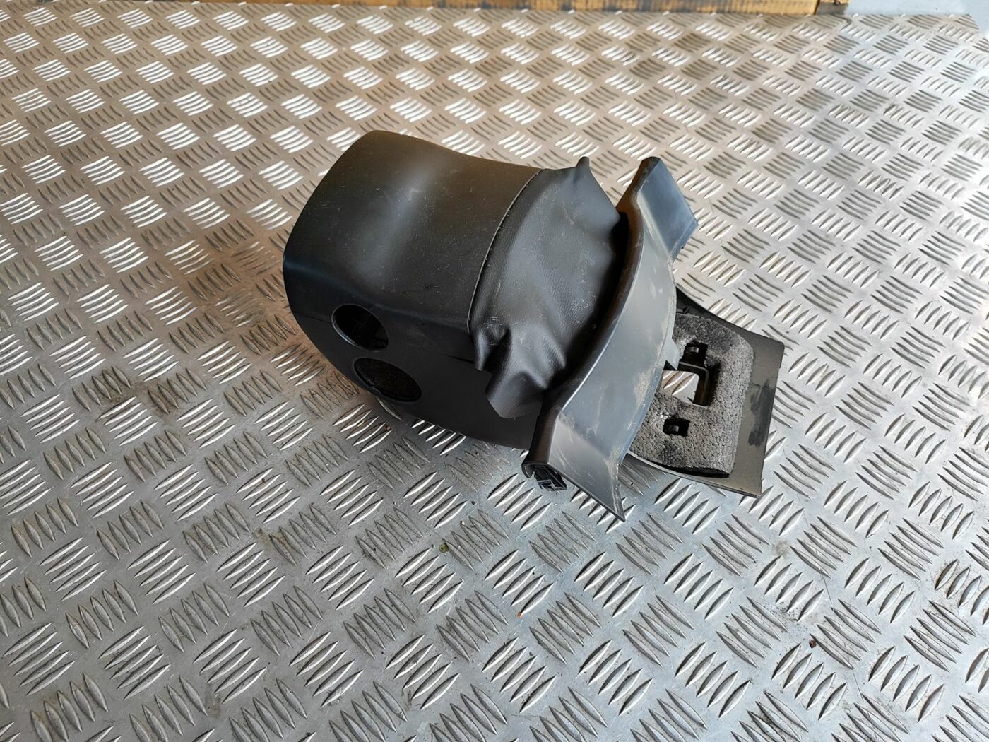 Stūres statnes putekļu aizsargs (salonā) priekš SKODA OCTAVIA 2008 2 Stūres statnes putekļu aizsargs (salonā) priekš SKODA OCTAVIA 2008