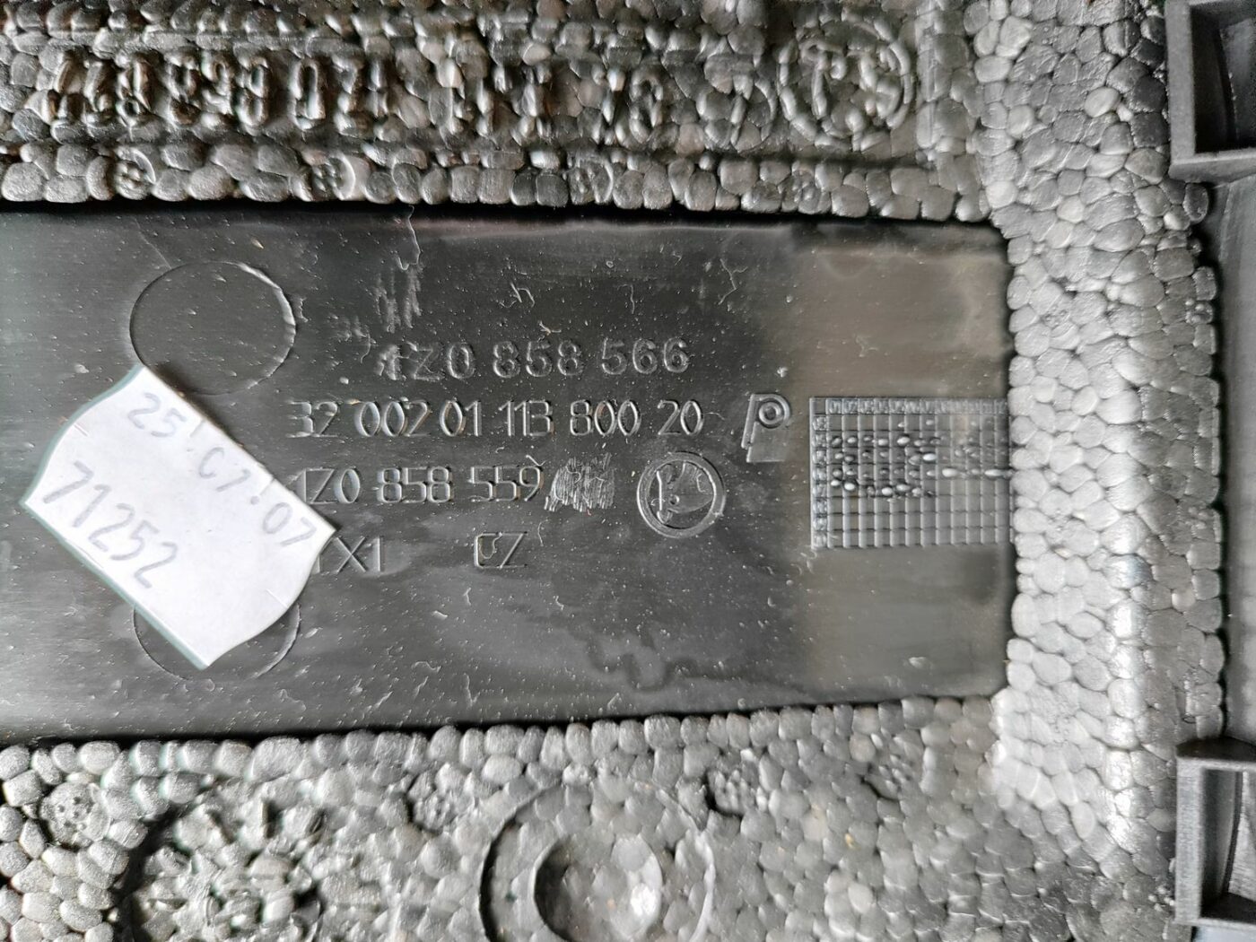 Stūres statnes putekļu aizsargs (salonā) priekš SKODA OCTAVIA 2008 4 Stūres statnes putekļu aizsargs (salonā) priekš SKODA OCTAVIA 2008