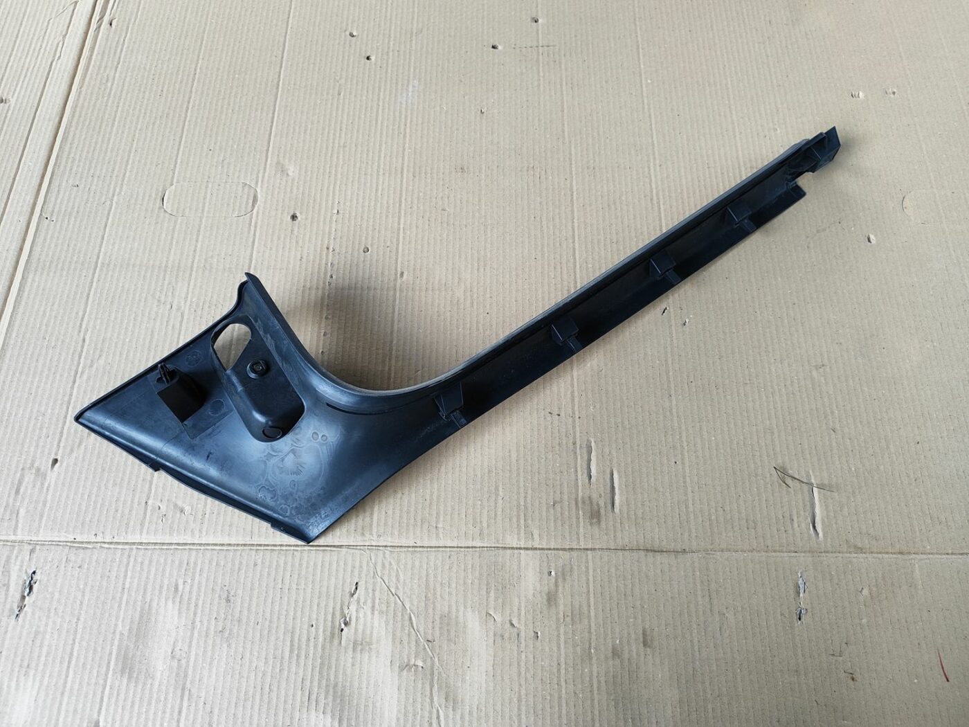 Sliekšņa priekšēja kreisa uzlika (salonā) priekš SKODA OCTAVIA 2008