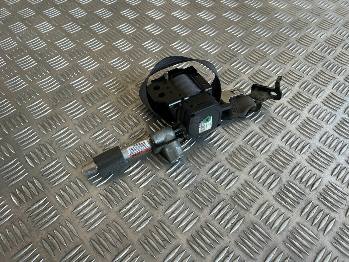 Aizmugurējā labā drošības josta priekš VOLVO S60 2007 3 Aizmugurējā labā drošības josta priekš VOLVO S60 2007