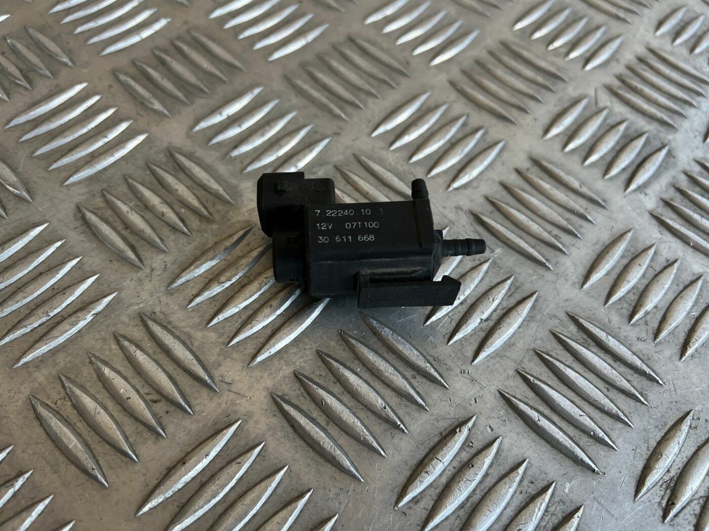 Solenoīda vakuuma vārsts priekš VOLVO S60 2007 1 Solenoīda vakuuma vārsts priekš VOLVO S60 2007