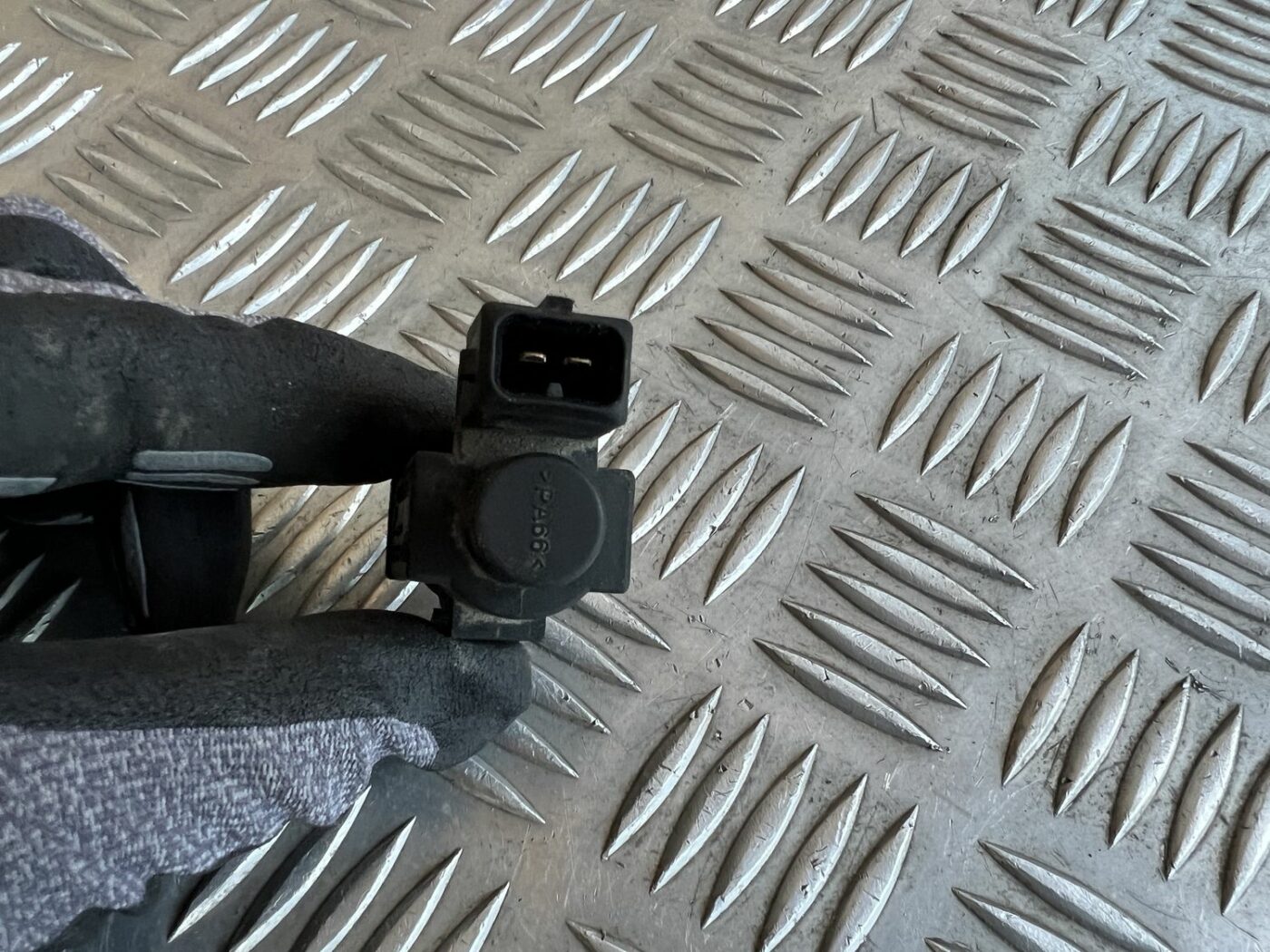 Solenoīda vakuuma vārsts priekš VOLVO S60 2007 3 Solenoīda vakuuma vārsts priekš VOLVO S60 2007