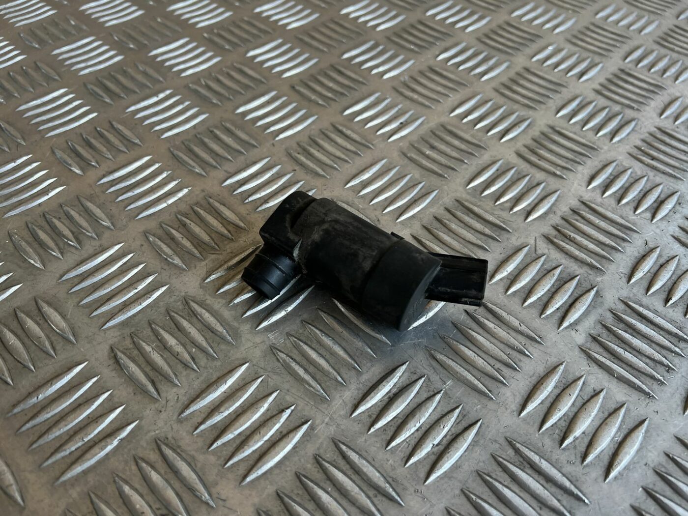 Mazgātāja šķidruma sūknis priekš VOLVO S60 2007 1 Mazgātāja šķidruma sūknis priekš VOLVO S60 2007