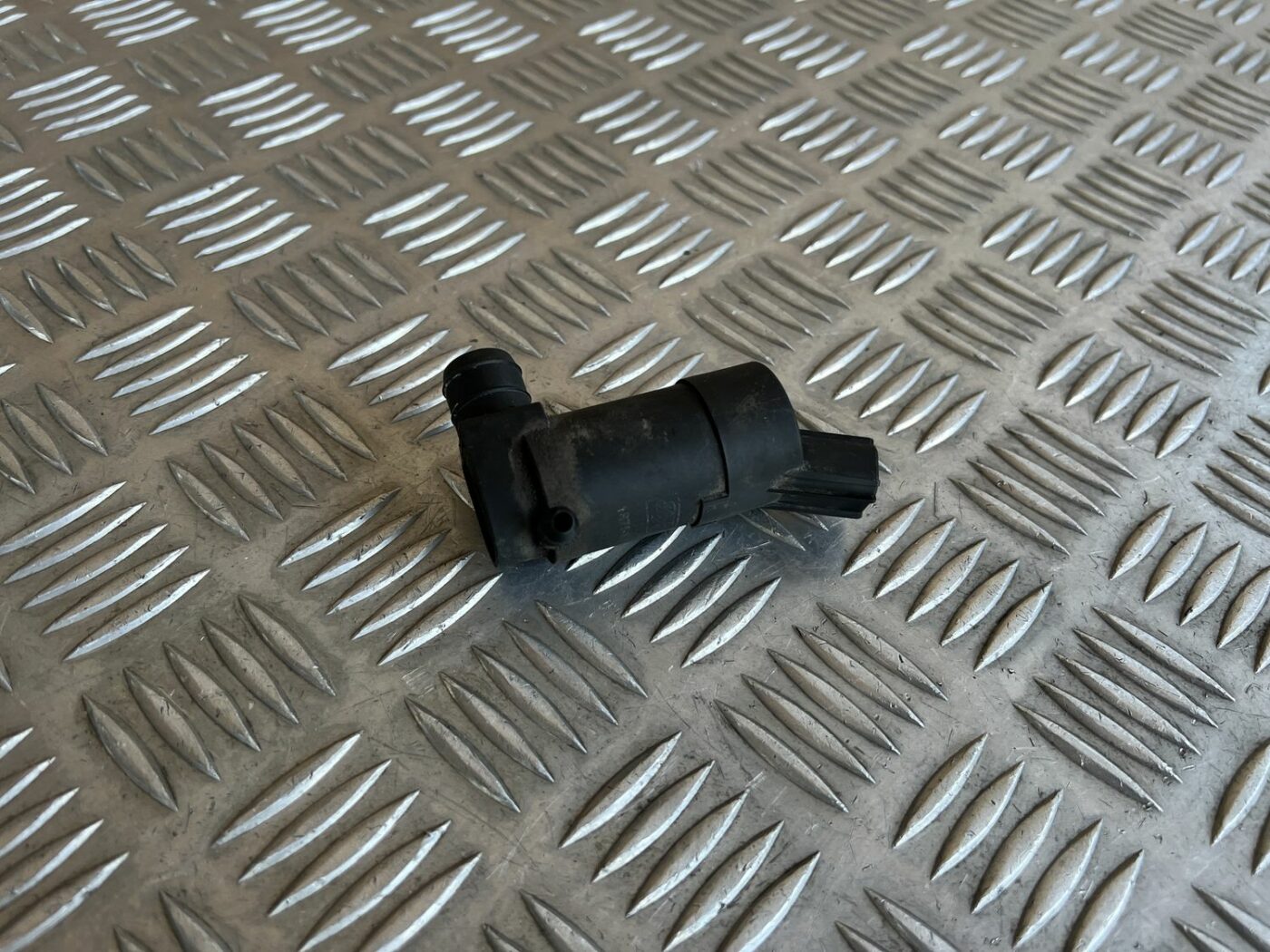 Mazgātāja šķidruma sūknis priekš VOLVO S60 2007 2 Mazgātāja šķidruma sūknis priekš VOLVO S60 2007