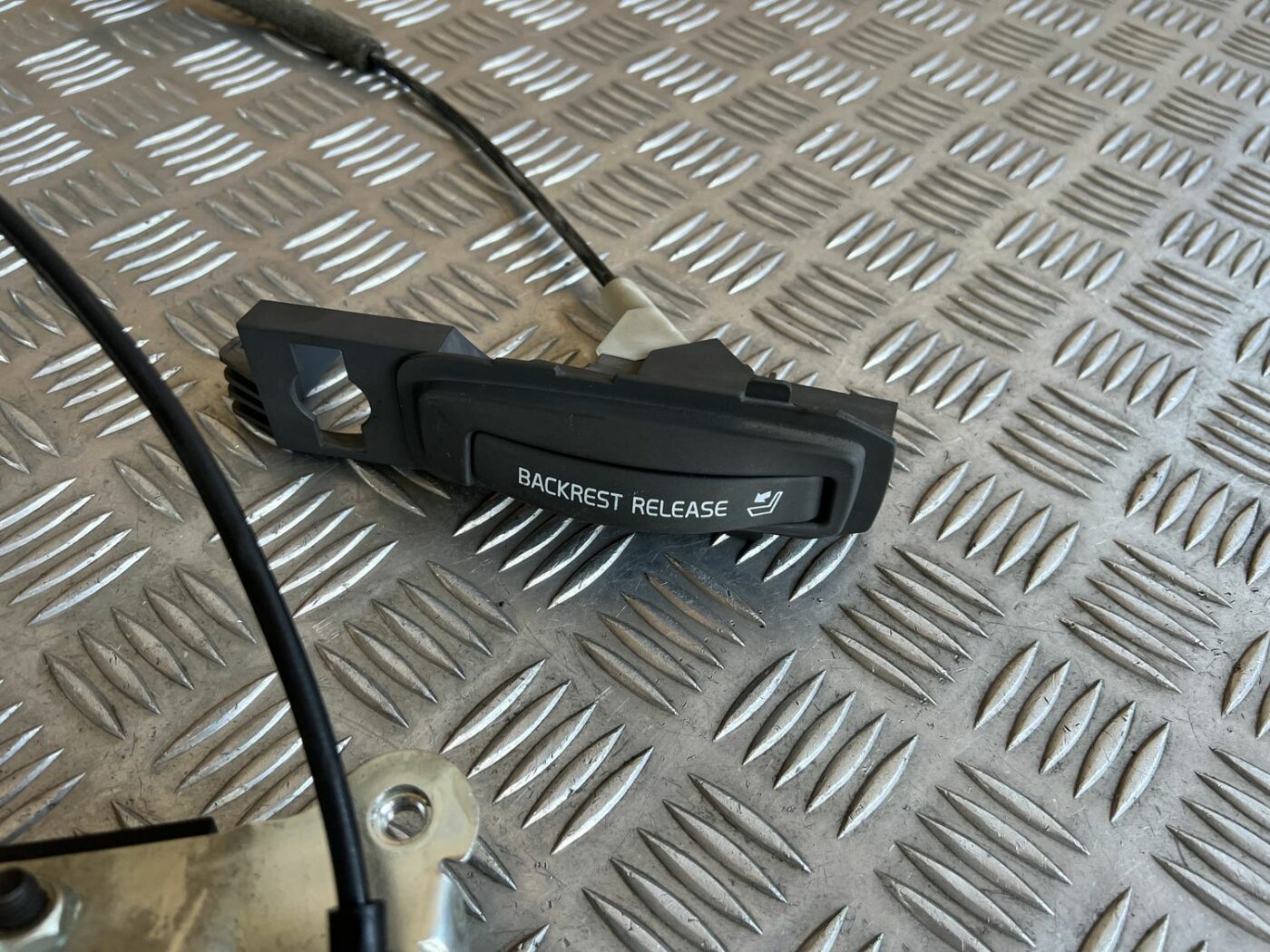 Aizmugurējā sēdekļa slēdzene priekš VOLVO S60 2007 2 Aizmugurējā sēdekļa slēdzene priekš VOLVO S60 2007