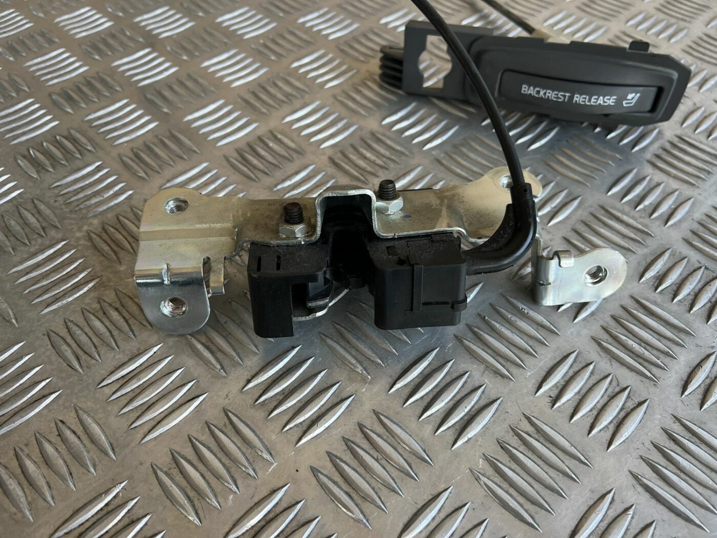 Aizmugurējā sēdekļa slēdzene priekš VOLVO S60 2007 4 Aizmugurējā sēdekļa slēdzene priekš VOLVO S60 2007