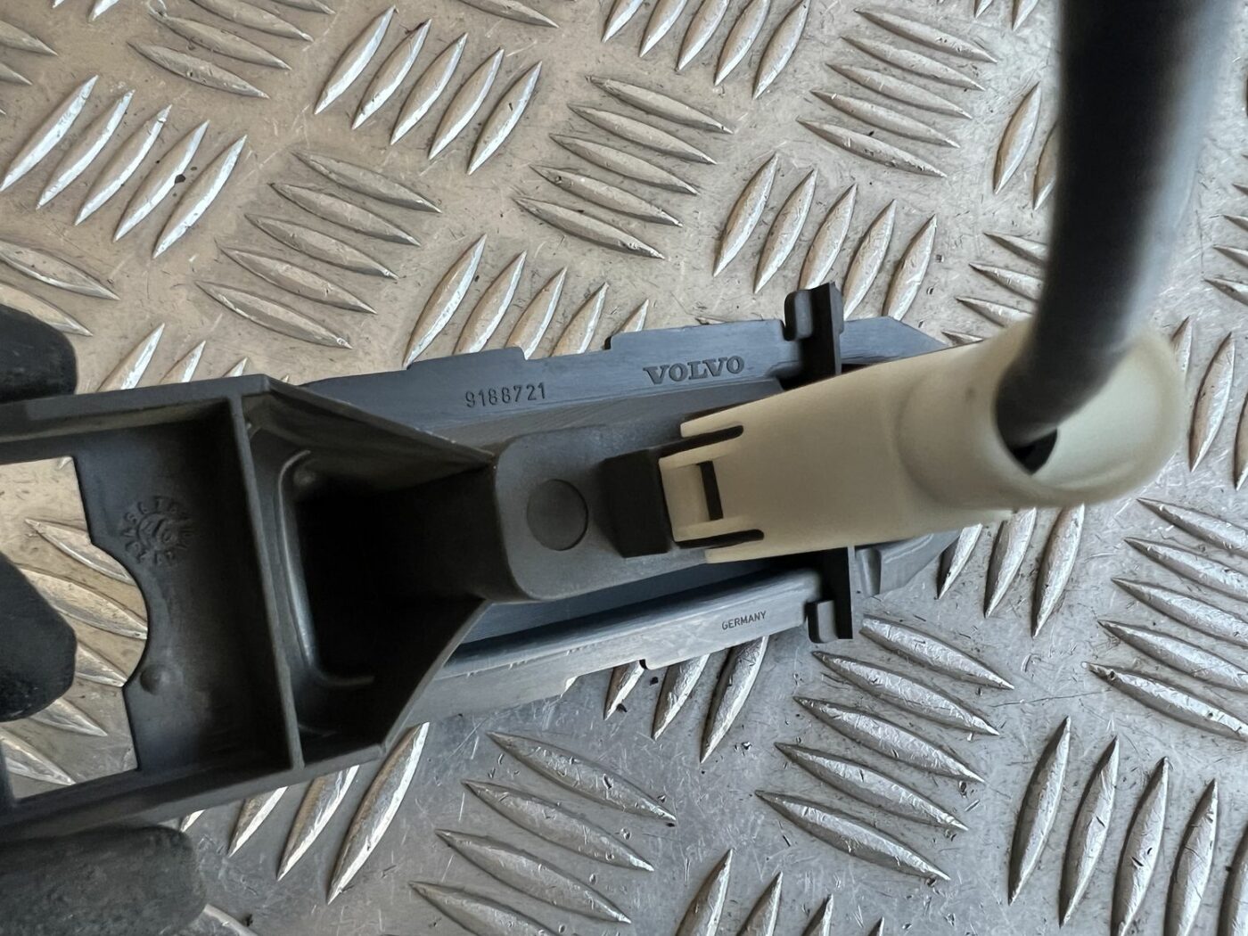 Aizmugurējā sēdekļa slēdzene priekš VOLVO S60 2007 3 Aizmugurējā sēdekļa slēdzene priekš VOLVO S60 2007