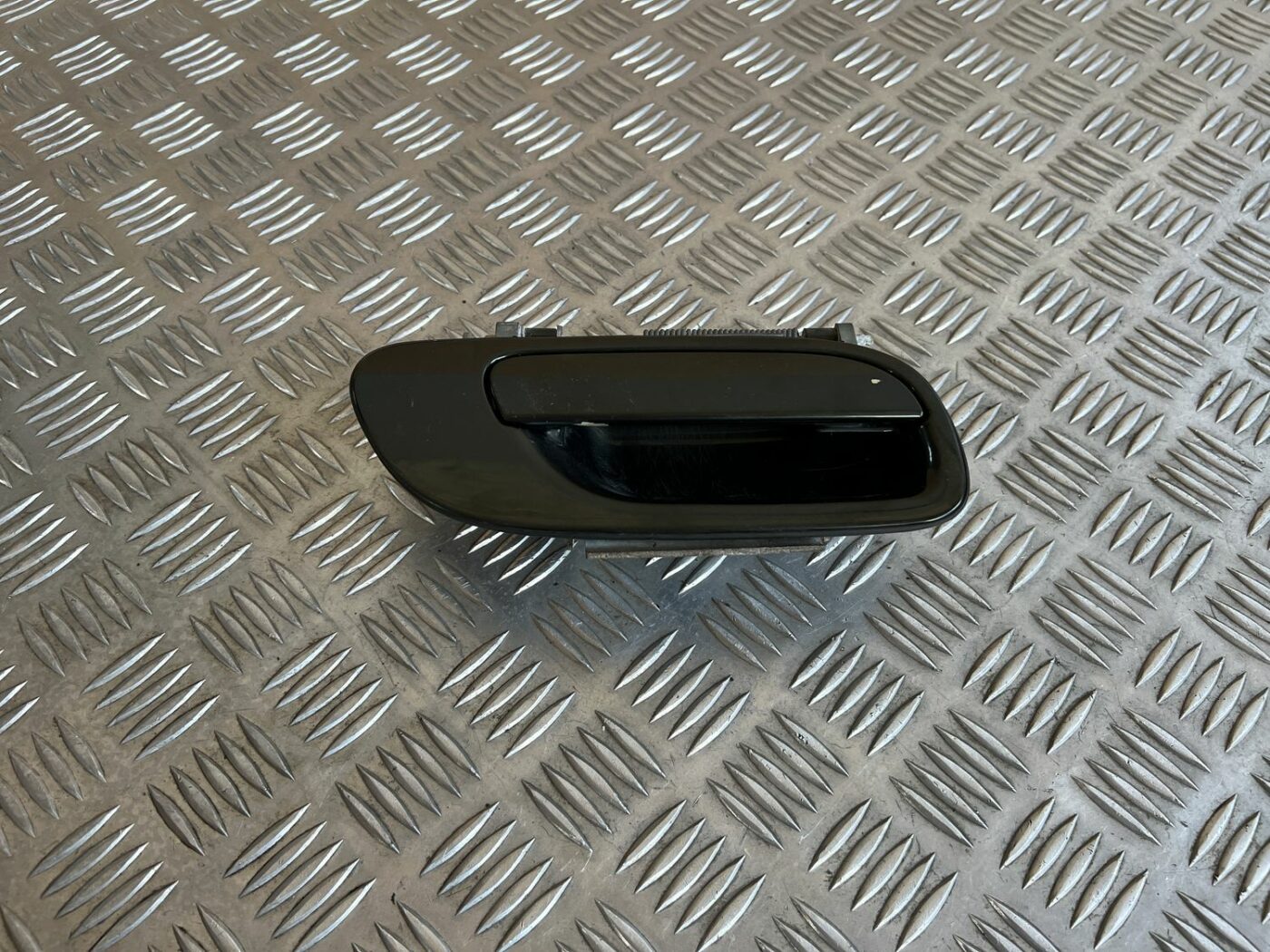 Aizmugurējāis labais durvju rokturis priekš VOLVO S60 2007 1 Aizmugurējāis labais durvju rokturis priekš VOLVO S60 2007