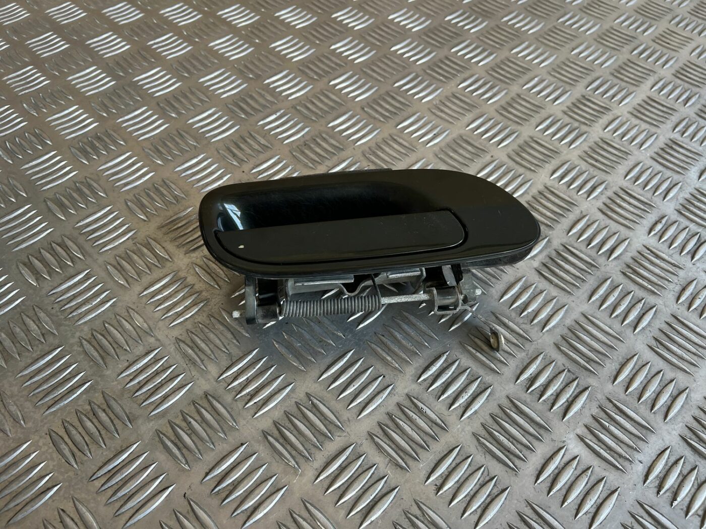 Aizmugurējāis labais durvju rokturis priekš VOLVO S60 2007 2 Aizmugurējāis labais durvju rokturis priekš VOLVO S60 2007