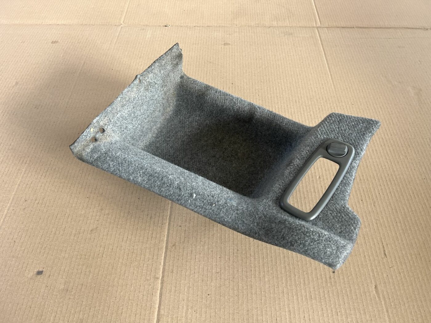 Bagāžnieka nodalījuma sānu apdare priekš VOLVO S60 2007 1 Bagāžnieka nodalījuma sānu apdare priekš VOLVO S60 2007