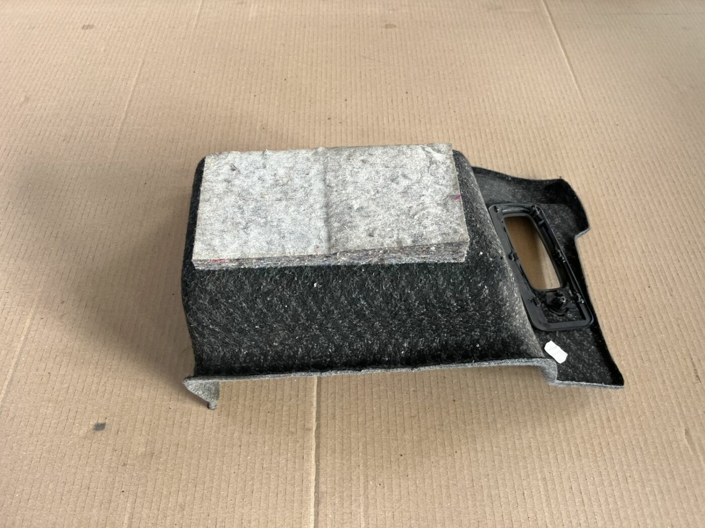 Bagāžnieka nodalījuma sānu apdare priekš VOLVO S60 2007 2 Bagāžnieka nodalījuma sānu apdare priekš VOLVO S60 2007