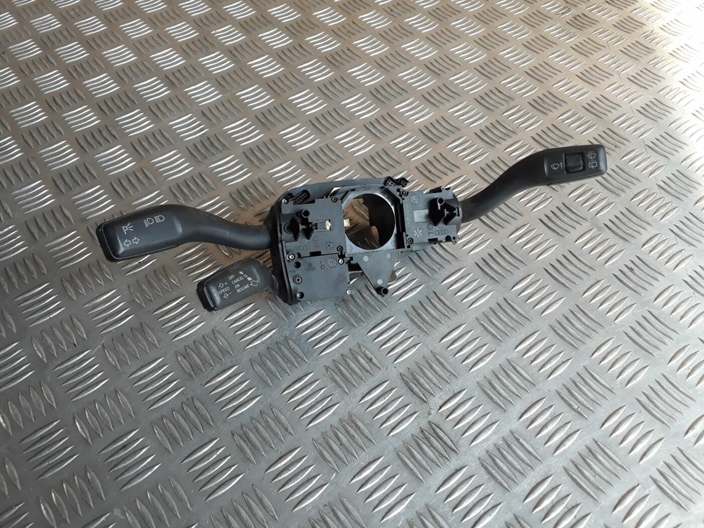 Stūres statnes slēdzis priekš AUDI A6 AVANT 2006 1 Stūres statnes slēdzis priekš AUDI A6 AVANT 2006