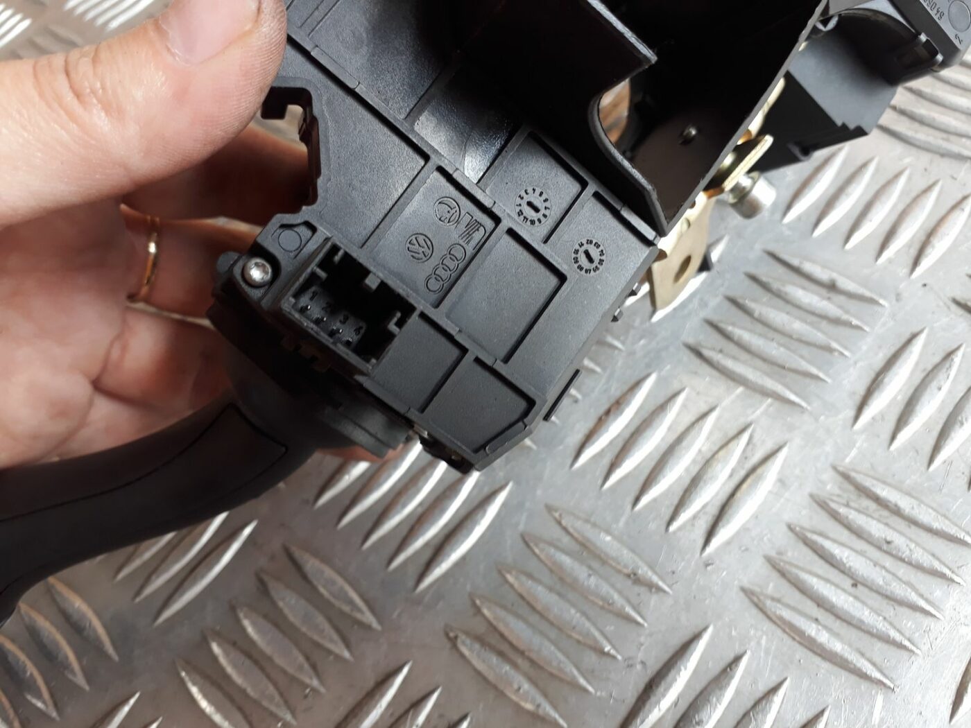 Stūres statnes slēdzis priekš AUDI A6 AVANT 2006 6 Stūres statnes slēdzis priekš AUDI A6 AVANT 2006