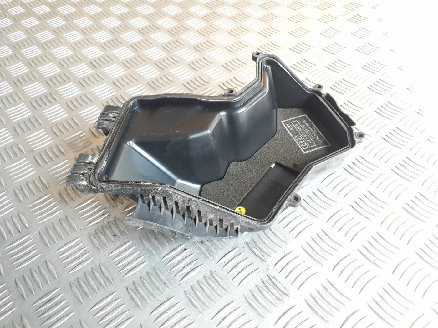 Drošinātāju kārbas korpusa vāks priekš AUDI A6 AVANT 2006 2 Drošinātāju kārbas korpusa vāks priekš AUDI A6 AVANT 2006