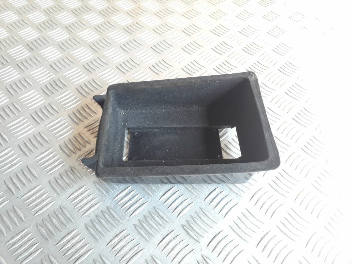 Centrālās konsoles nodalījums priekš AUDI A6 AVANT 2006 1 Centrālās konsoles nodalījums priekš AUDI A6 AVANT 2006