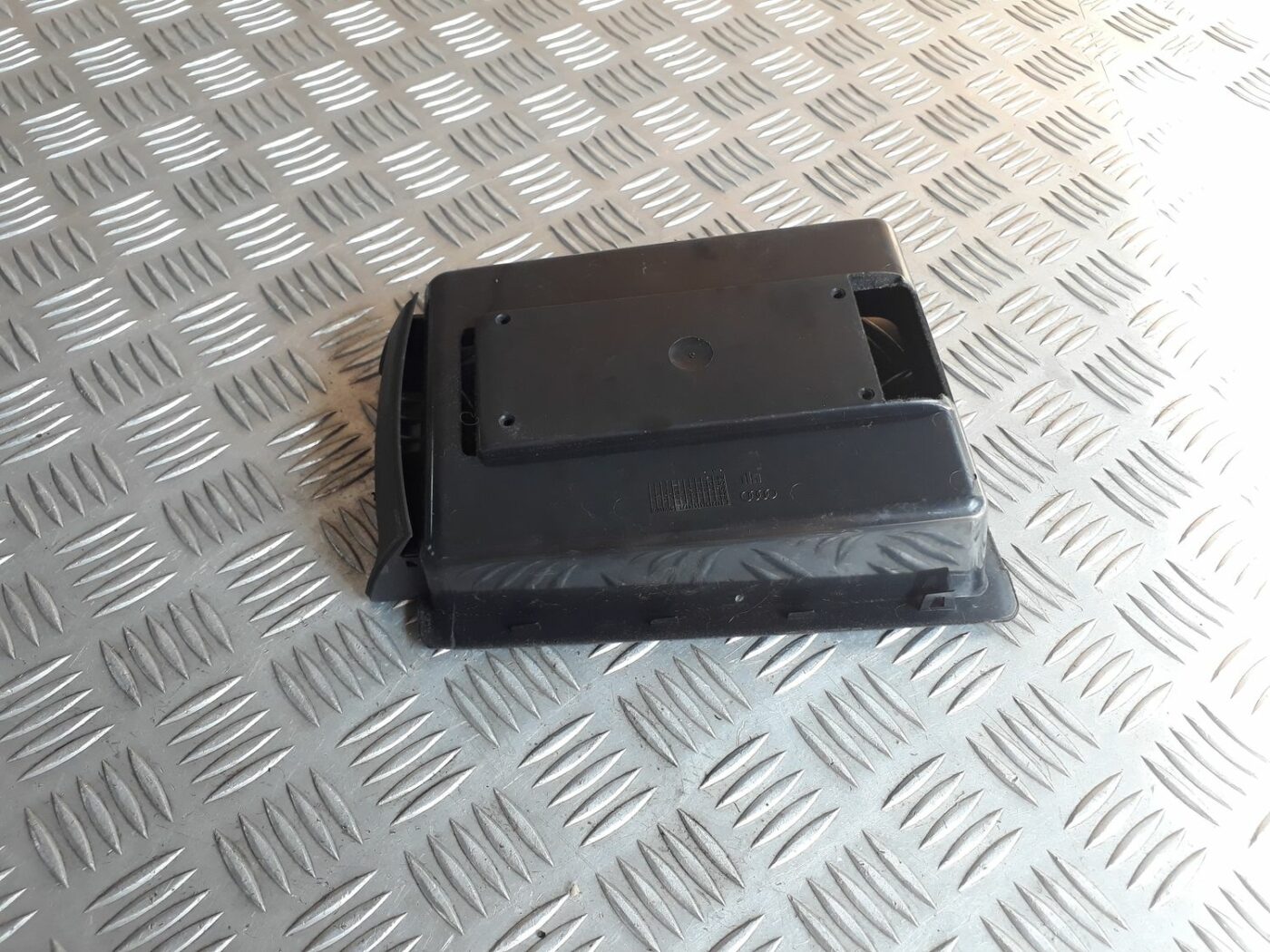 Centrālās konsoles nodalījums priekš AUDI A6 AVANT 2006 2 Centrālās konsoles nodalījums priekš AUDI A6 AVANT 2006