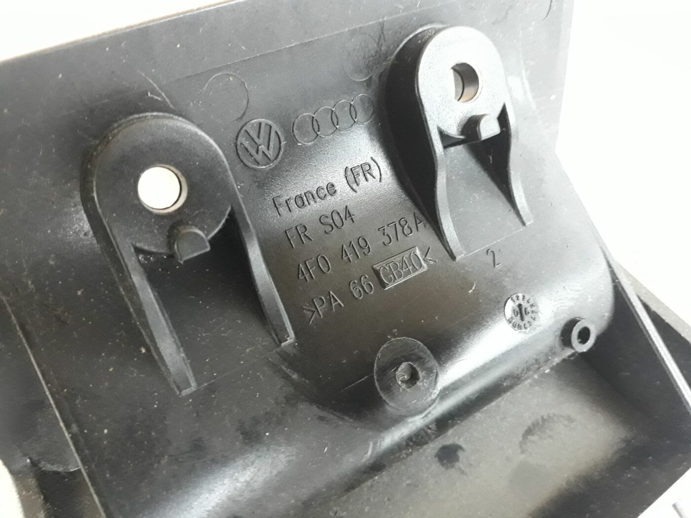 Mērinstrumentu paneļa apdare (zem stūres) priekš AUDI A6 AVANT 2006 3 Mērinstrumentu paneļa apdare (zem stūres) priekš AUDI A6 AVANT 2006