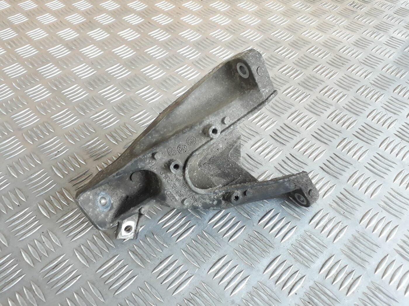 Dzinēja kronšteins priekš AUDI A6 AVANT 2006 1 Dzinēja kronšteins priekš AUDI A6 AVANT 2006