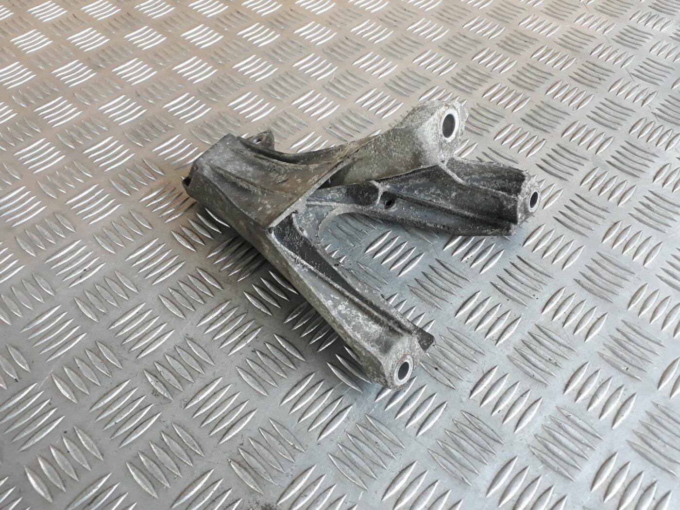 Dzinēja kronšteins priekš AUDI A6 AVANT 2006 2 Dzinēja kronšteins priekš AUDI A6 AVANT 2006