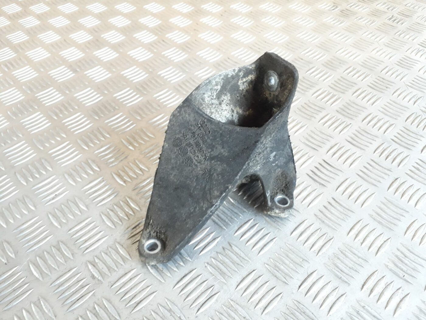 Dzinēja kronšteins priekš AUDI A6 AVANT 2006 1 Dzinēja kronšteins priekš AUDI A6 AVANT 2006