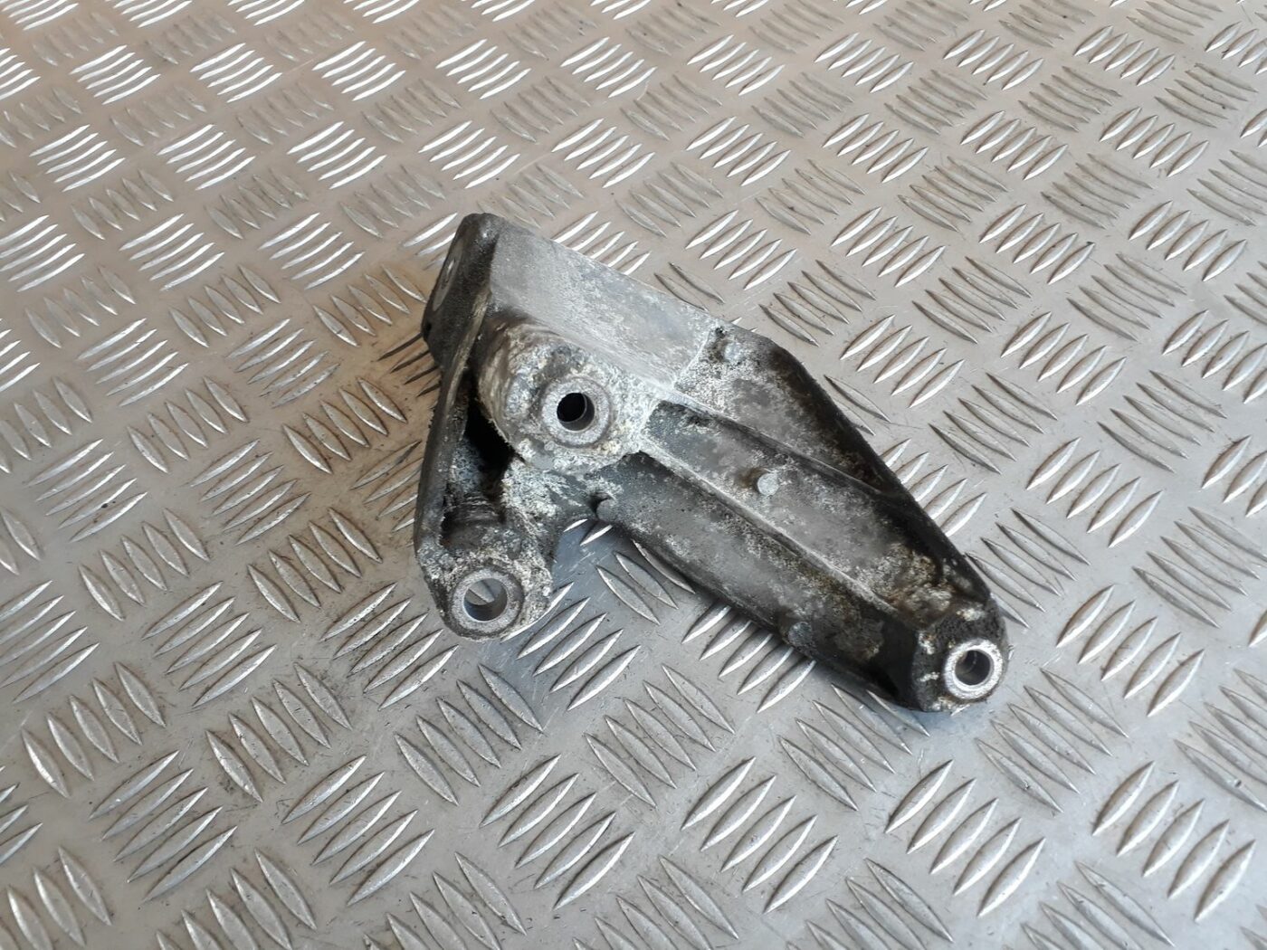 Dzinēja kronšteins priekš AUDI A6 AVANT 2006 2 Dzinēja kronšteins priekš AUDI A6 AVANT 2006