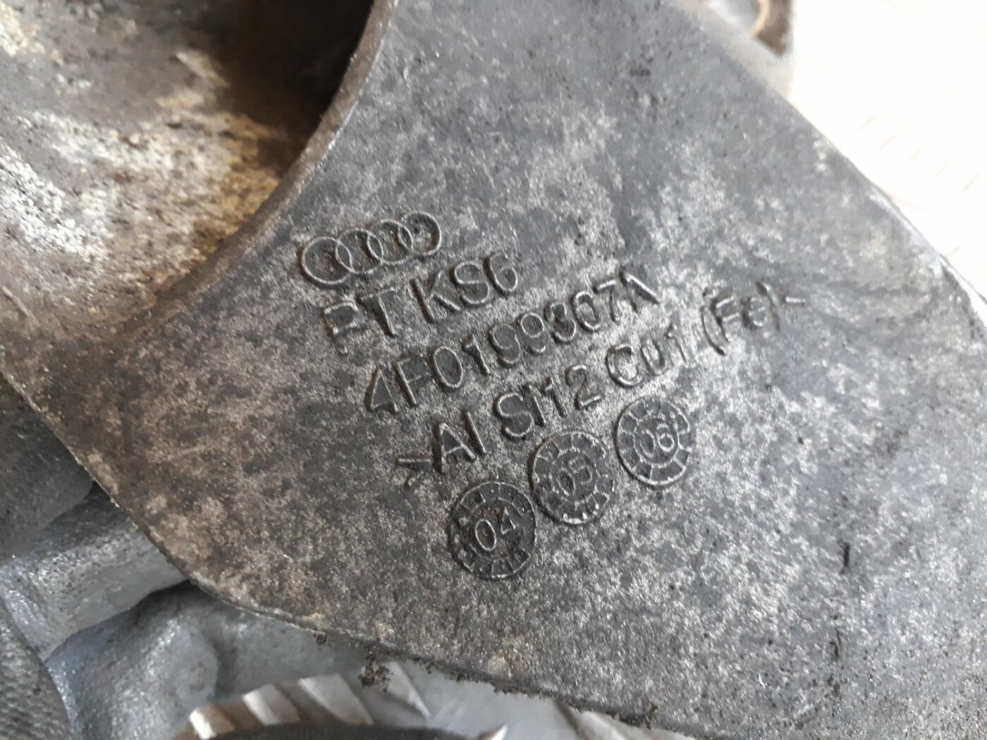 Dzinēja kronšteins priekš AUDI A6 AVANT 2006 3 Dzinēja kronšteins priekš AUDI A6 AVANT 2006