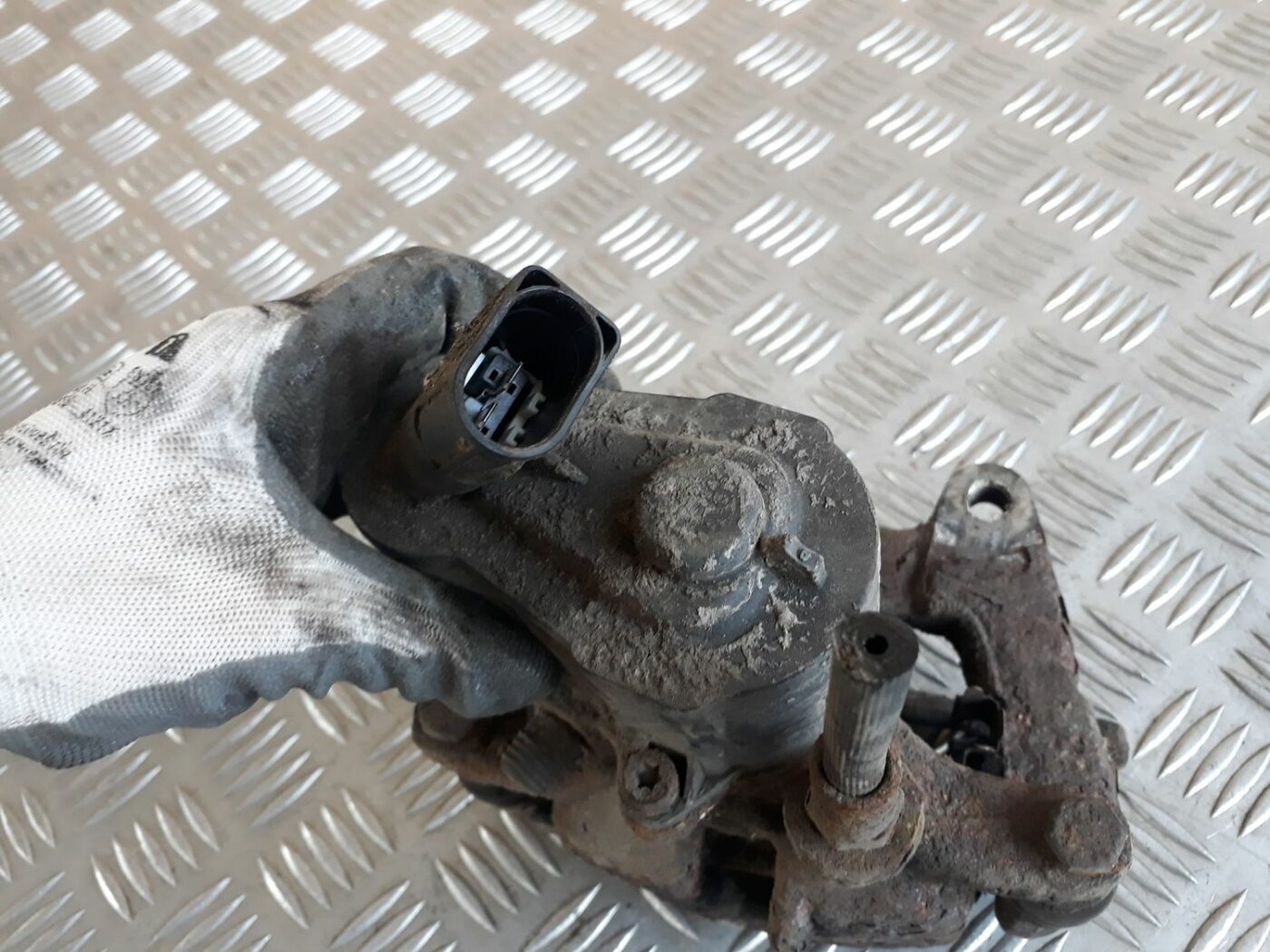 Aizmugurējais kreisais suports priekš AUDI A6 AVANT 2006 2 Aizmugurējais kreisais suports priekš AUDI A6 AVANT 2006